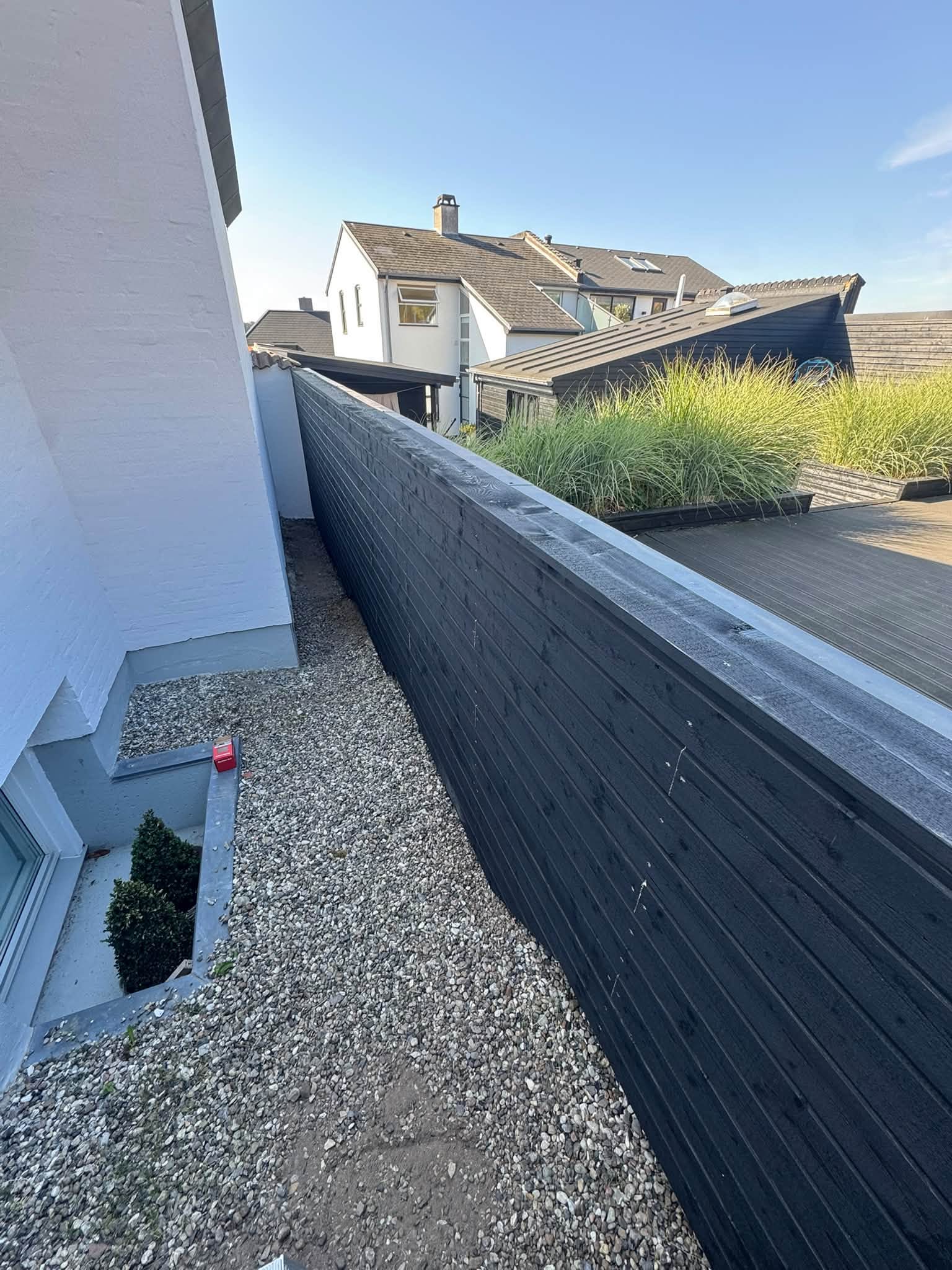 Sort træbeklædning